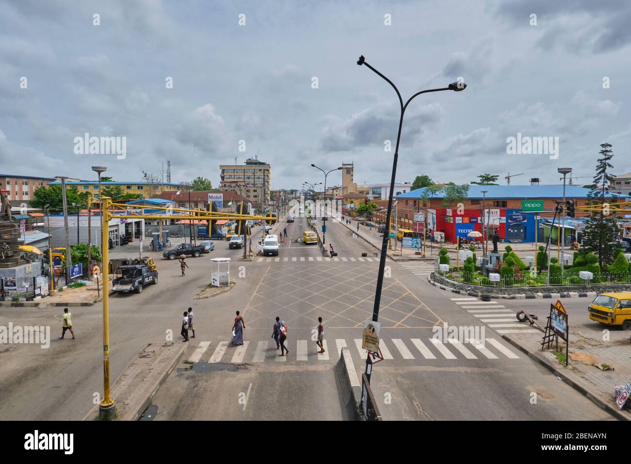 Una vista de la parada de autobús de Samo, Herbert Macauley Way, Lagos, Nigeria, en el tercer día de un cierre Covid-19 de negocios y movimiento vehicular. Foto de stock