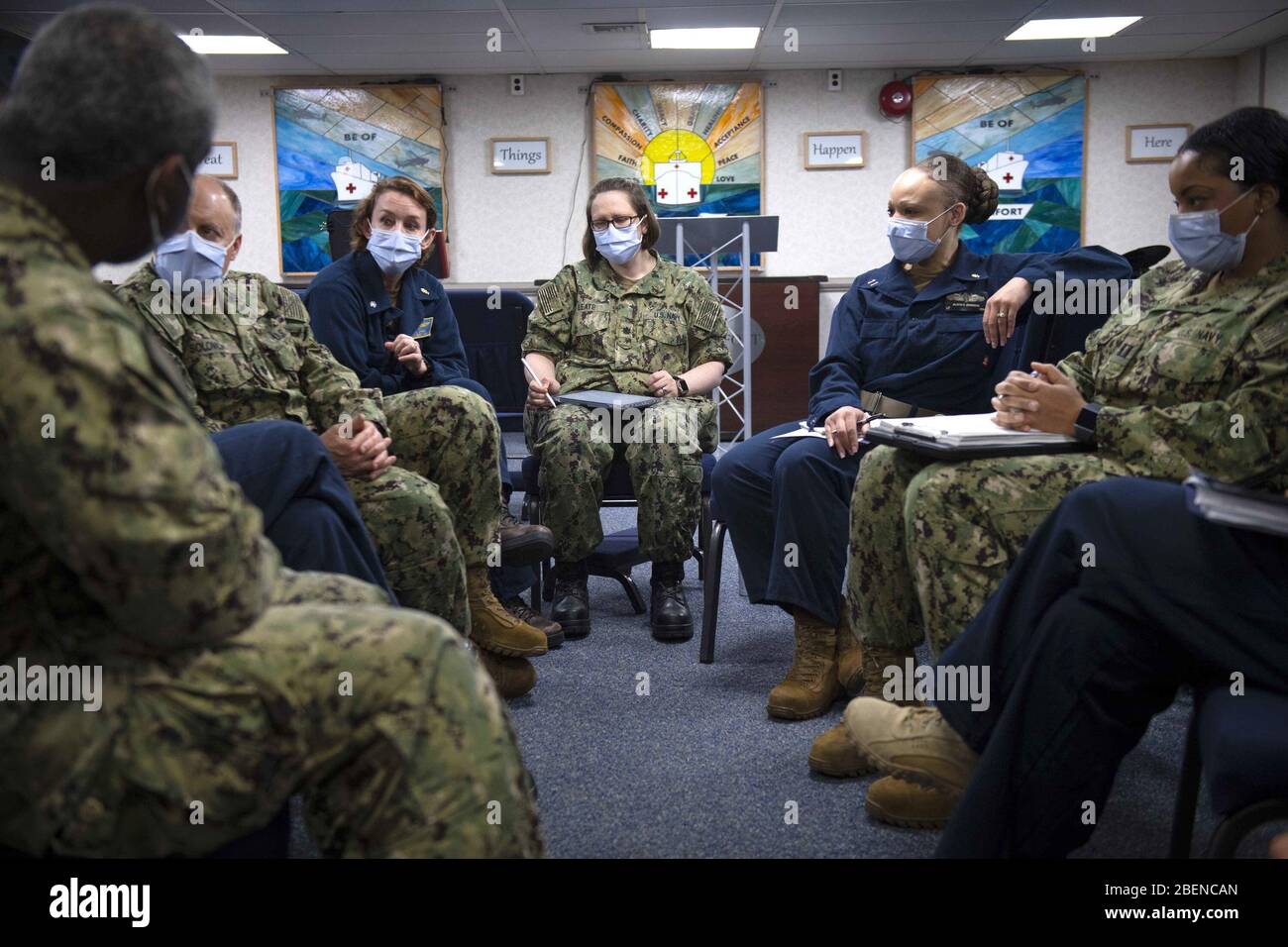 NUEVA YORK (13 de abril de 2020) el Comité de resiliencia, Salud y Bienestar se reúne para discutir las oportunidades de construcción de moral para la tripulación a bordo del buque USNS Comfort del Hospital Military Sealift Command (T-AH 20). Comfort cuida a los pacientes de trauma, emergencia y atención urgente sin tener en cuenta su estado COVID-19. Comfort está trabajando con Javits New York Medical Station como un sistema integrado para aliviar el sistema médico de la ciudad de Nueva York, en apoyo del apoyo de Defensa de las autoridades Civiles del comando Norte de los Estados Unidos como respuesta a la pandemia de COVID-19 Foto de stock