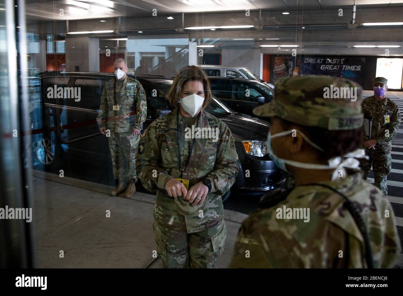 Manhattan, Estados Unidos de América. 15 de abril de 2020. NUEVA YORK (14 de abril de 2020) la teniente general Laura Richardson, general de mando del Ejército de los Estados Unidos Norte, recibe pruebas para COVID-19 antes de entrar en la Estación médica Javits de Nueva York, 12 de abril de 2020. En apoyo de la respuesta COVID-19 del Departamento de Defensa, el comando Norte de los Estados Unidos, a través del Ejército Norte de los Estados Unidos, está proporcionando apoyo militar a la Agencia Federal de Administración de Emergencias para ayudar a las comunidades necesitadas. Crédito: Storms Media Group/Alamy Live News Foto de stock