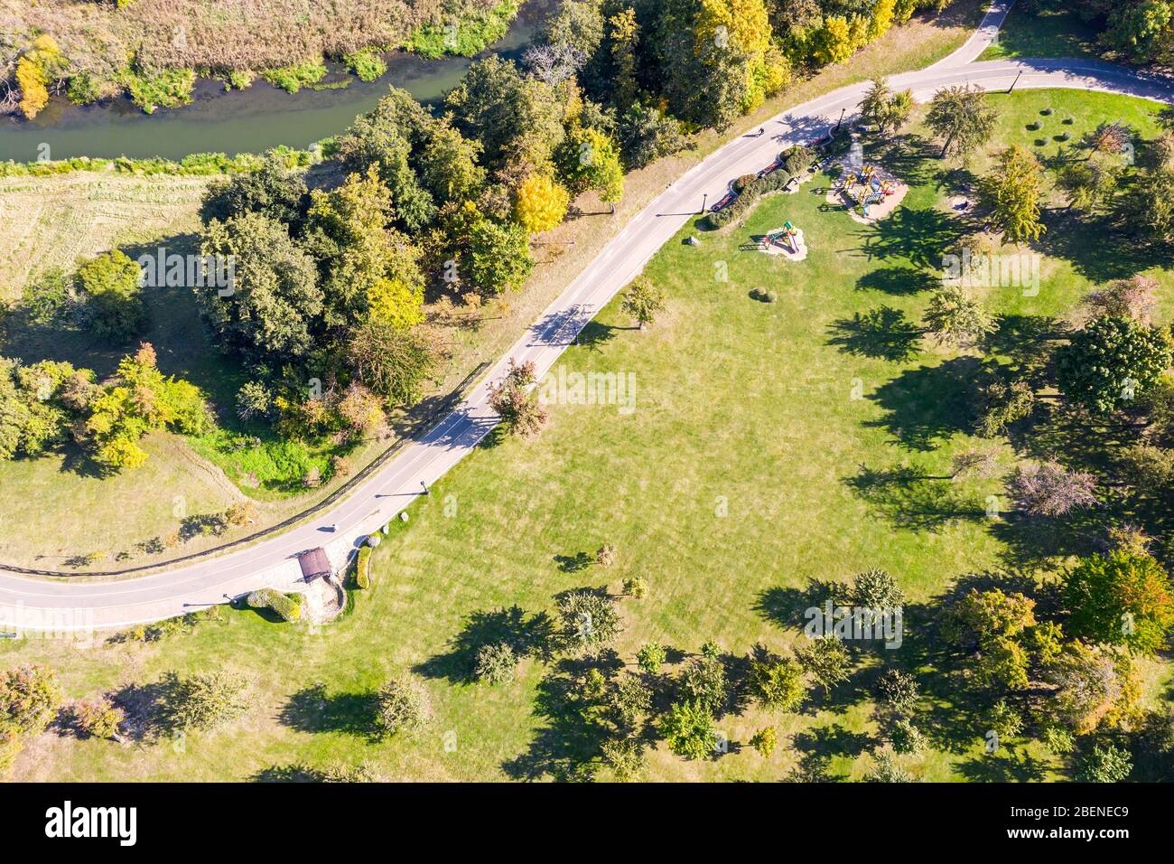 vista aérea del paisaje del parque otoñal con sendero, árboles amarillos y césped verde Foto de stock