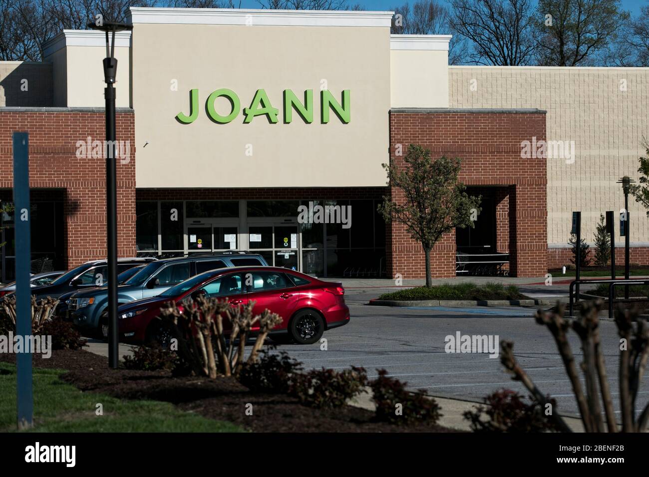 Un cartel con el logotipo fuera de una tienda de JOANN Fabrics and Crafts en Columbia, Maryland, el 6 de abril de 2020. Foto de stock
