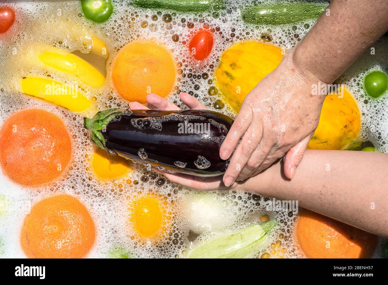 Lavado de frutas y verduras en agua jabonosa para desinfección con