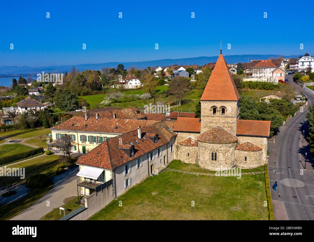 Iglesia románica de Saint-Sulpice con un triple ábsides, St-Sulpice, Cantón de Vaud, Suiza Foto de stock