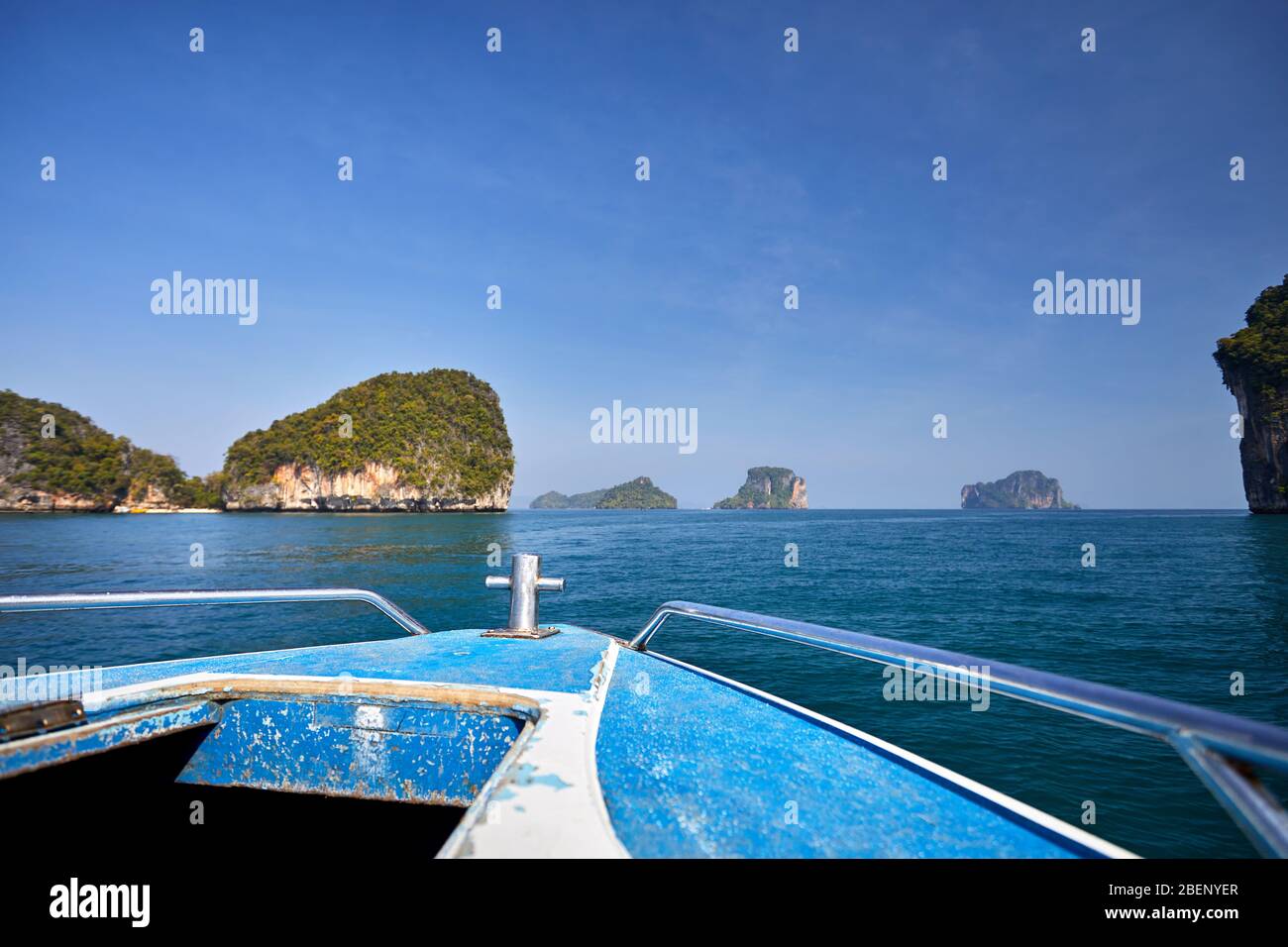 Lancha azul en las islas tropicales en el Mar de Andaman, Tailandia Foto de stock