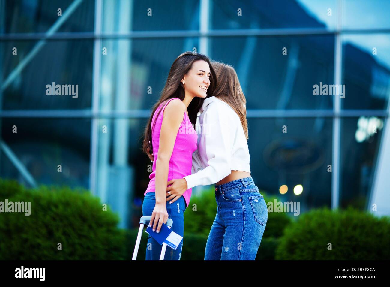 Mujeres bonitas a las que les gusta viajar con maletas cerca del aeropuerto  Fotografía de stock - Alamy