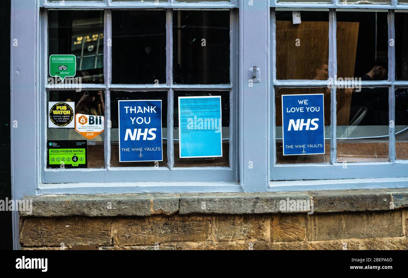 Señalización "gracias a NHS" en apoyo del NHS mostrado en una ventana de tienda durante la pandemia del coronavirus. Abril de 2020, Banbury, Oxfordshire, Reino Unido Foto de stock