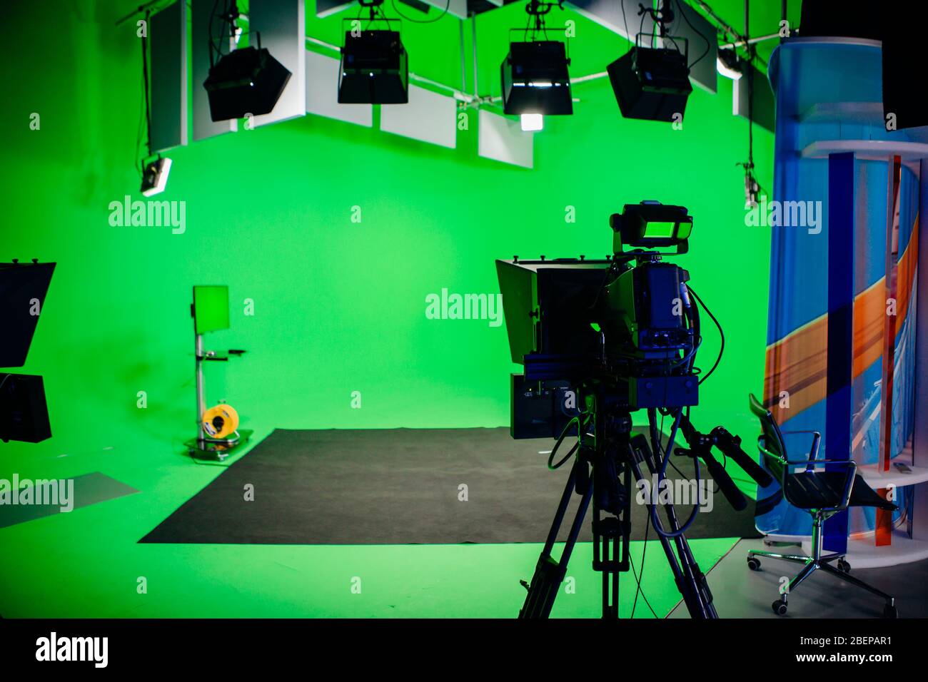 TV Studio grabación show.Reportage shooting.TV NEWS programa estudio con lente de cámara de vídeo y luces.escenario posicionados gran difusión profesional Foto de stock