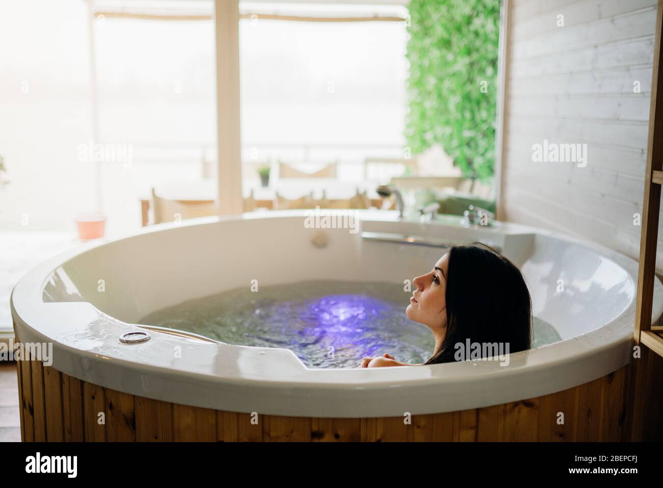 Jacuzzi En Habitación De Hotel Interior Foto de stock y más banco de  imágenes de Bañera - Bañera, Esquina, Abierto - iStock