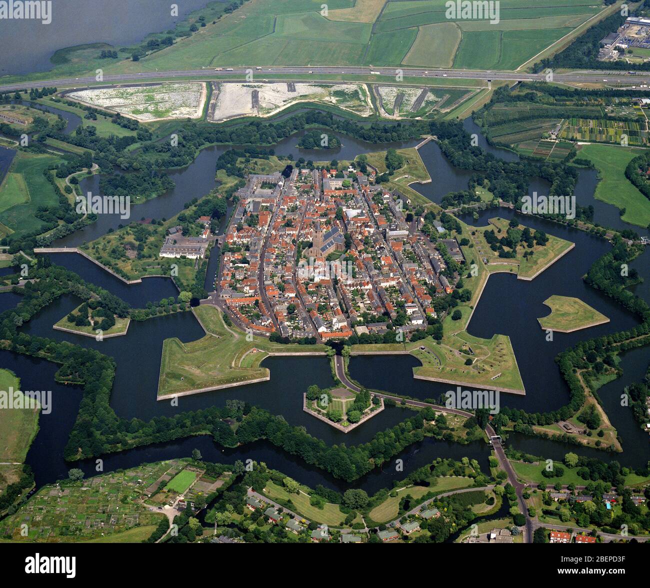 Naarden, Holanda, 20 - 1989 de junio: Foto aérea histórica de la ciudad Naarden, una ciudad fortificada muy antigua en la provincia de Holanda del Norte Foto de stock