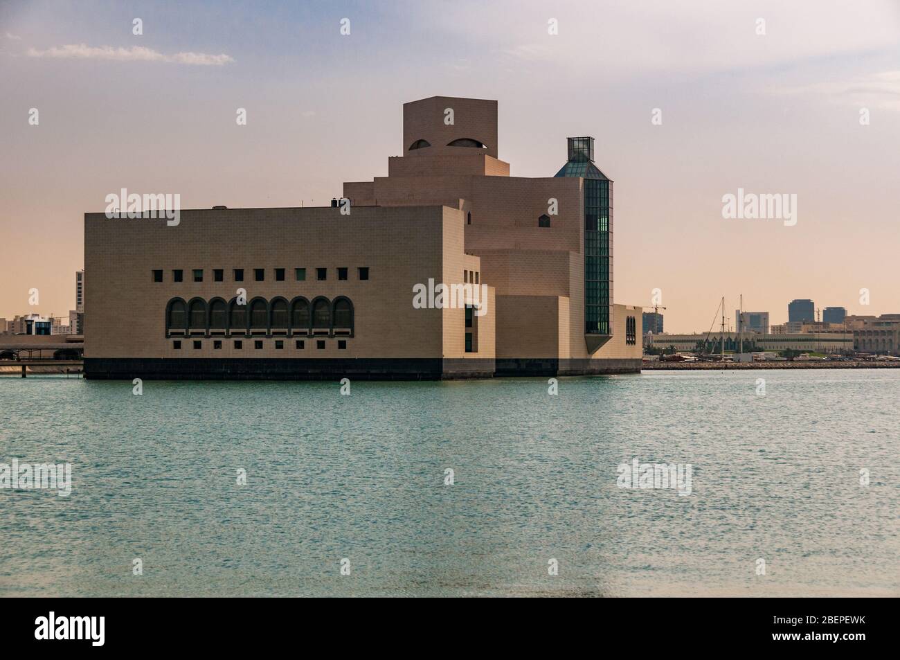 El IM Pei diseñó el Museo de Arte Islámico en la costa de Doha hacia el anochecer. Foto de stock