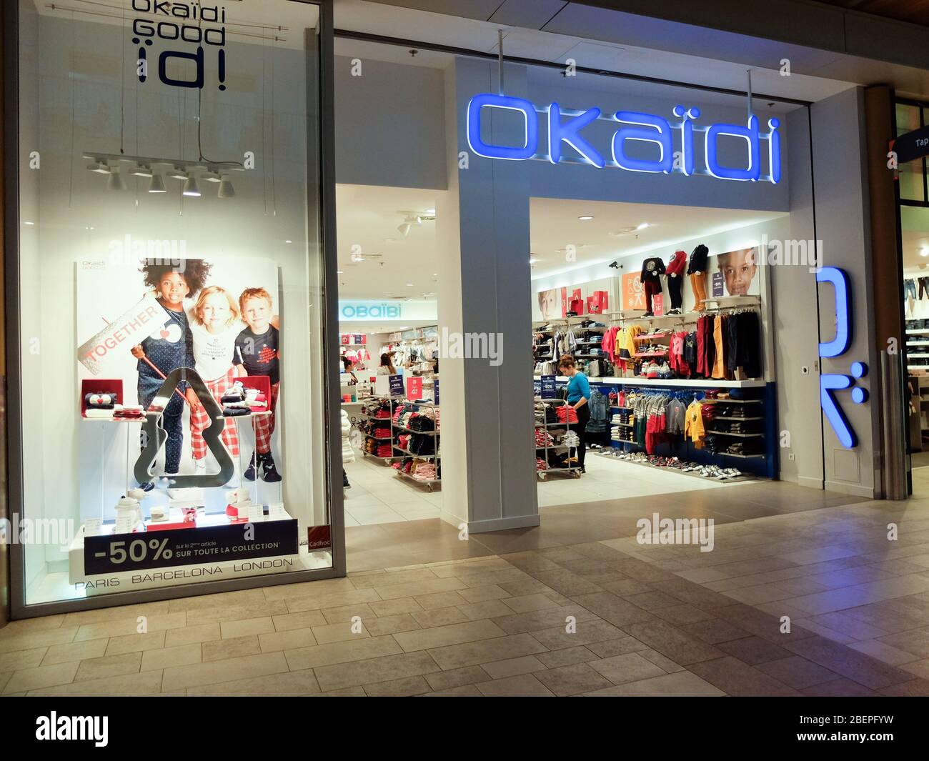 Tienda Okaïdi. Okaïdi es Marca y cadena francesa de tiendas de ropa para niños de 0 años Fotografía de stock - Alamy
