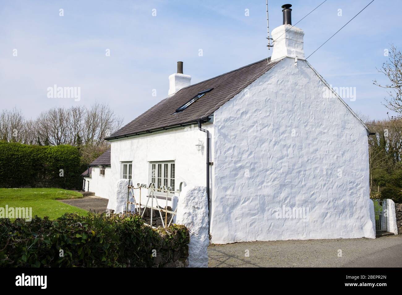 Casa de campo antigua encalada galesa con tejado tradicional de pizarra. Brynteg, Benllech, Isla de Anglesey, Gales, Reino Unido, Gran Bretaña Foto de stock