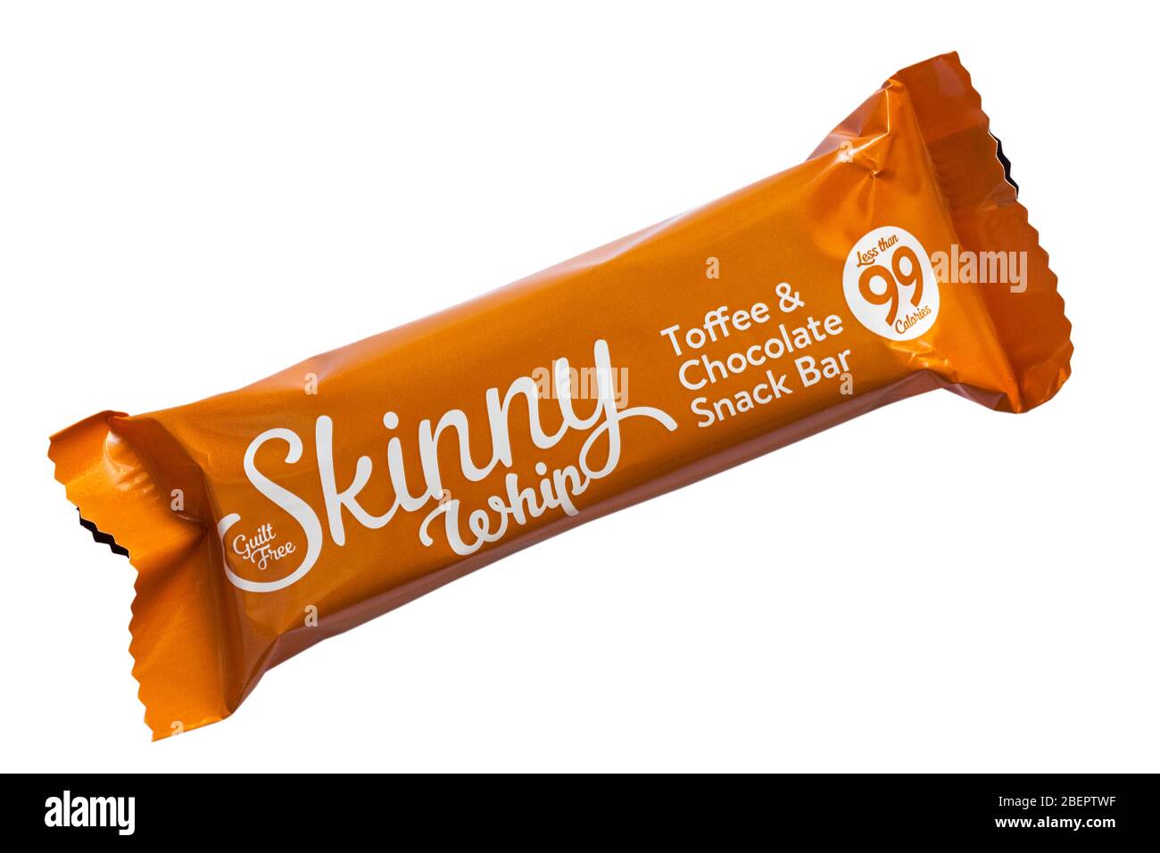 Libre de culpa de látigo delgado Toffee & Chocolate Snack Bar aislado sobre fondo blanco - menos de 99 calorías Foto de stock