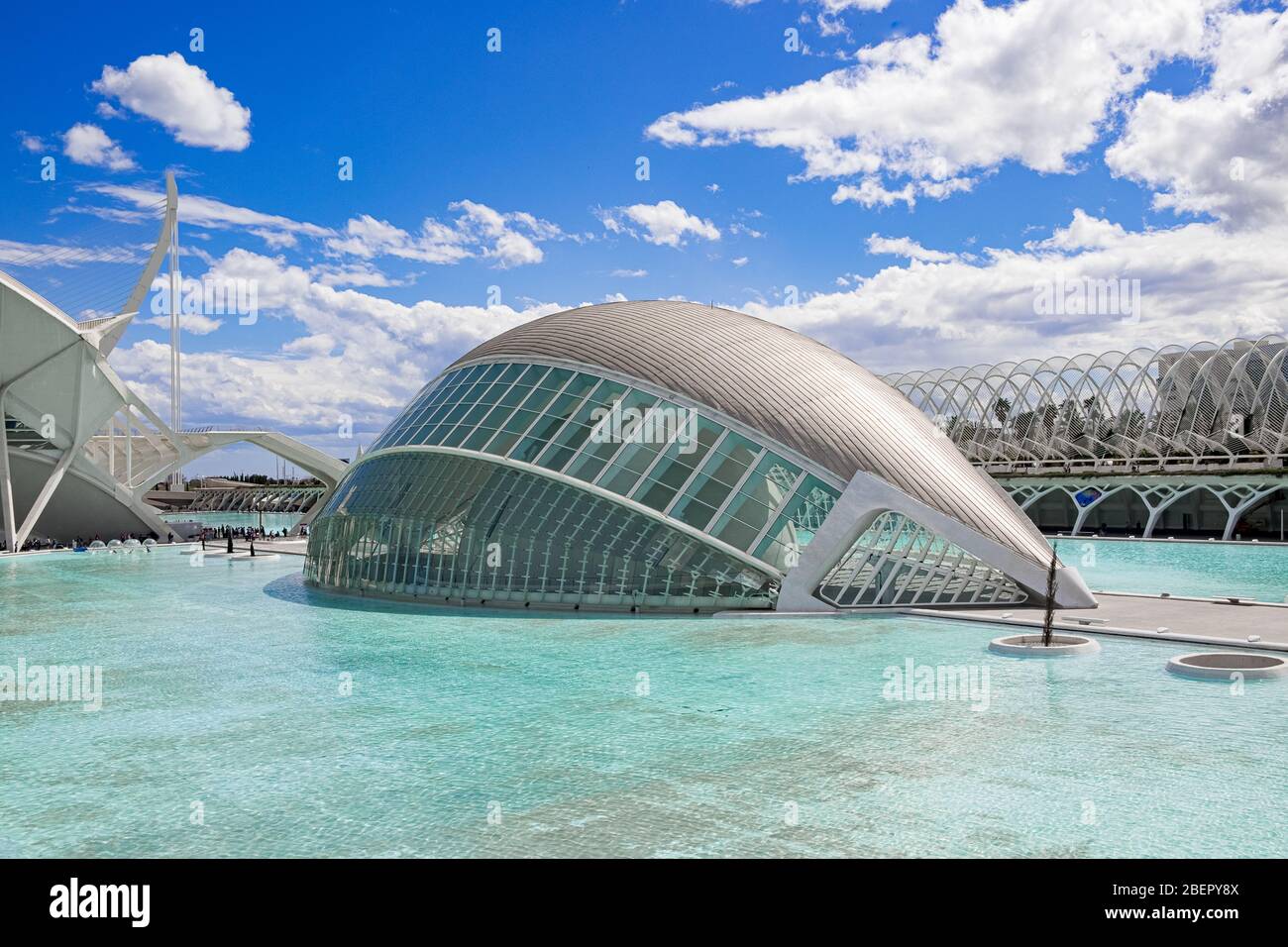Valencia, España - 30 de marzo de 2018: Horizonte de Valencia con el Hemisférico en la Ciudad de las Artes y las Ciencias de Valencia Foto de stock