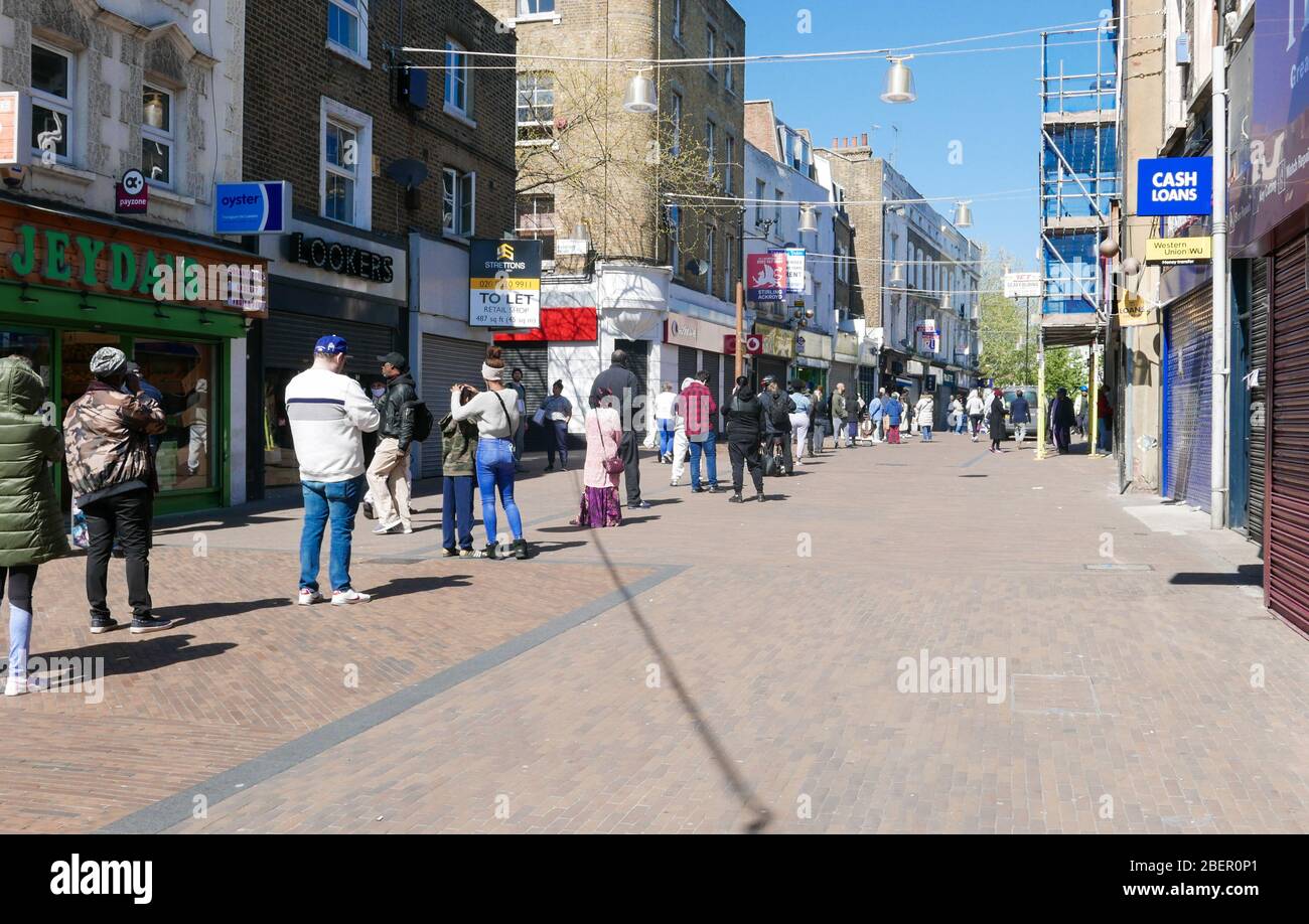 Documentar los días del virus de la Corona en Londres durante el tiempo de restricción de bloqueo. Cola central de correos de Hackney, Londres,14/04/2020 Foto de stock