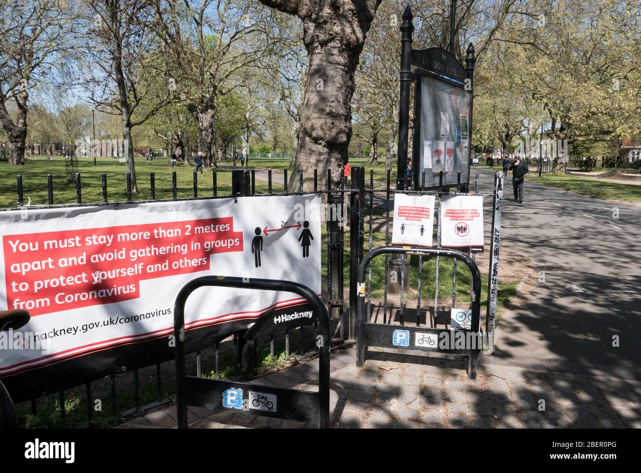 Documentar los días del virus de la Corona en Londres durante el tiempo de restricción de bloqueo. Área de London Fields, Londres, 14/04/2020 Foto de stock