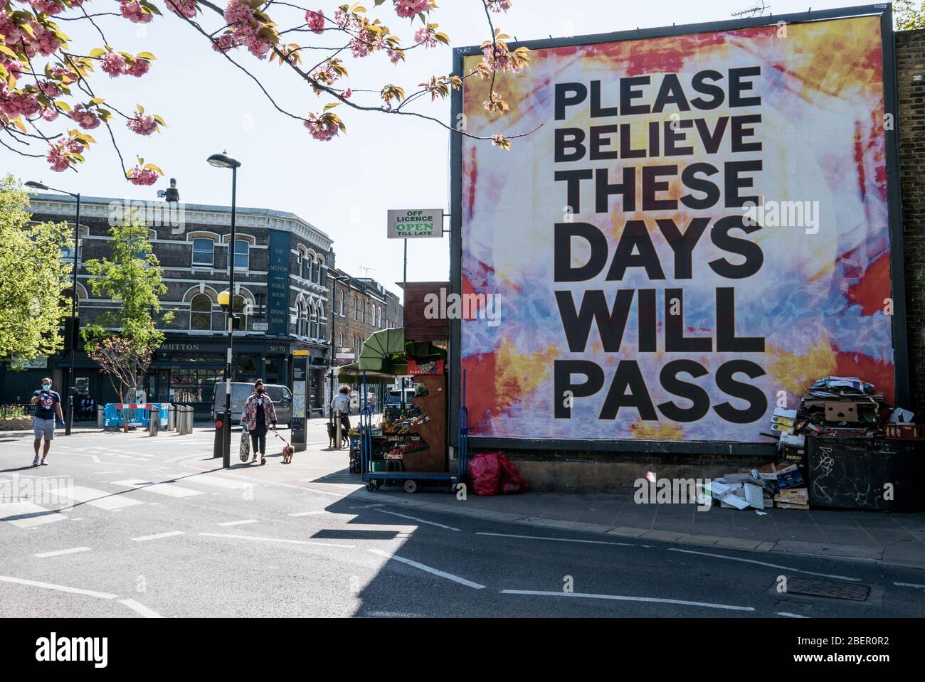 Documentando los días del virus de la Corona en Londres durante la restricción de bloqueo .London Fields Area, London,14/04/2020. Billboard con pensamiento positivo. Foto de stock