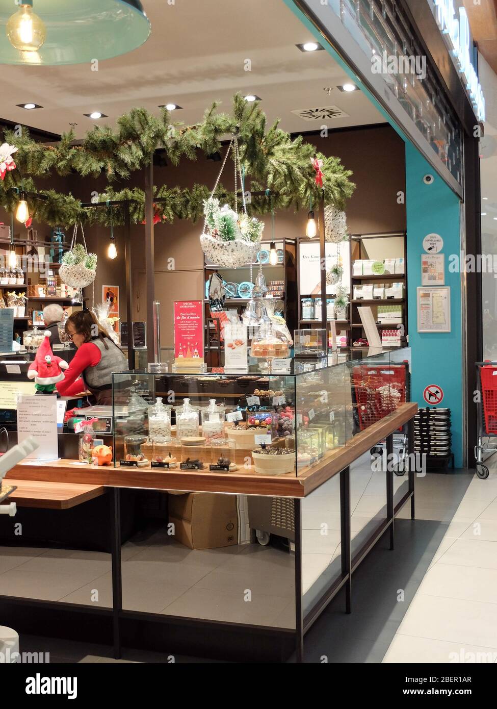 Tienda de chocolates Jeff de Brujas. Jeff de Bruges es una Marca de  confitería y la Marca de una empresa de la industria alimentaria cuya sede  central Fotografía de stock - Alamy