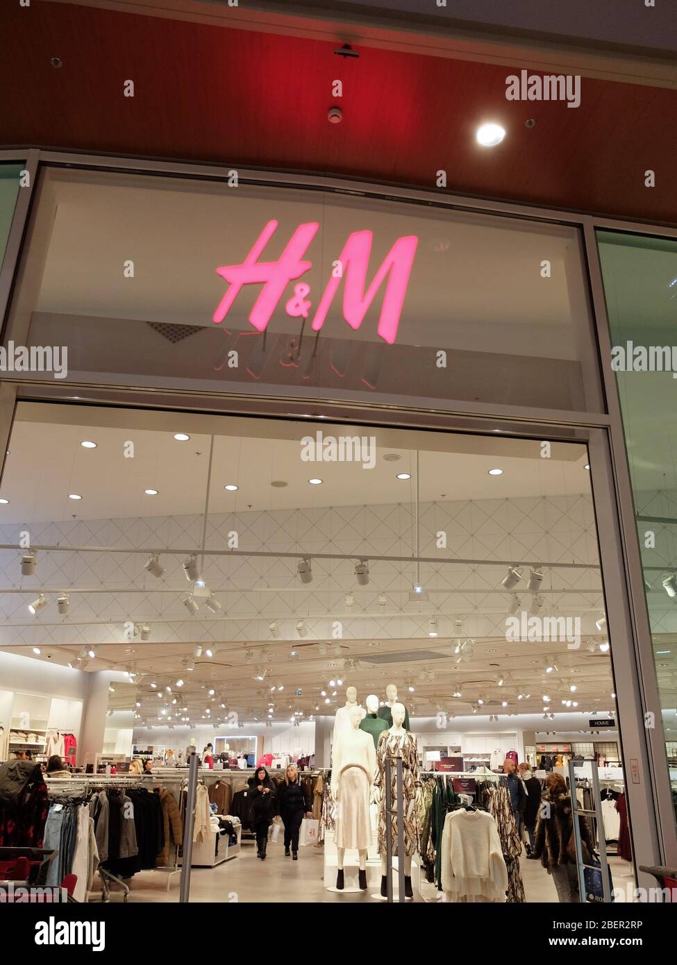 Tienda H&M. Hennes y Mauritz, mejor conocido como H&M, es una empresa sueca  lista para llevar y una cadena de tiendas para mujeres, niños y hombres,  fundada Fotografía de stock - Alamy