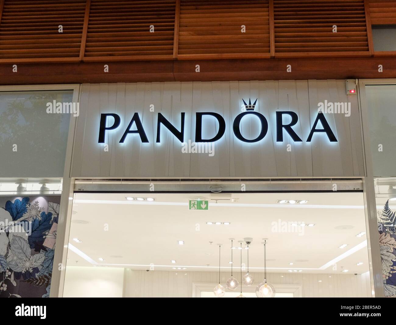 Escaparate Pandora. Pandora es un fabricante danés de joyas de vestuario  fundado en 1982 por Per y Winnie Enevoldson. La empresa es conocida por su  grupo Fotografía de stock - Alamy