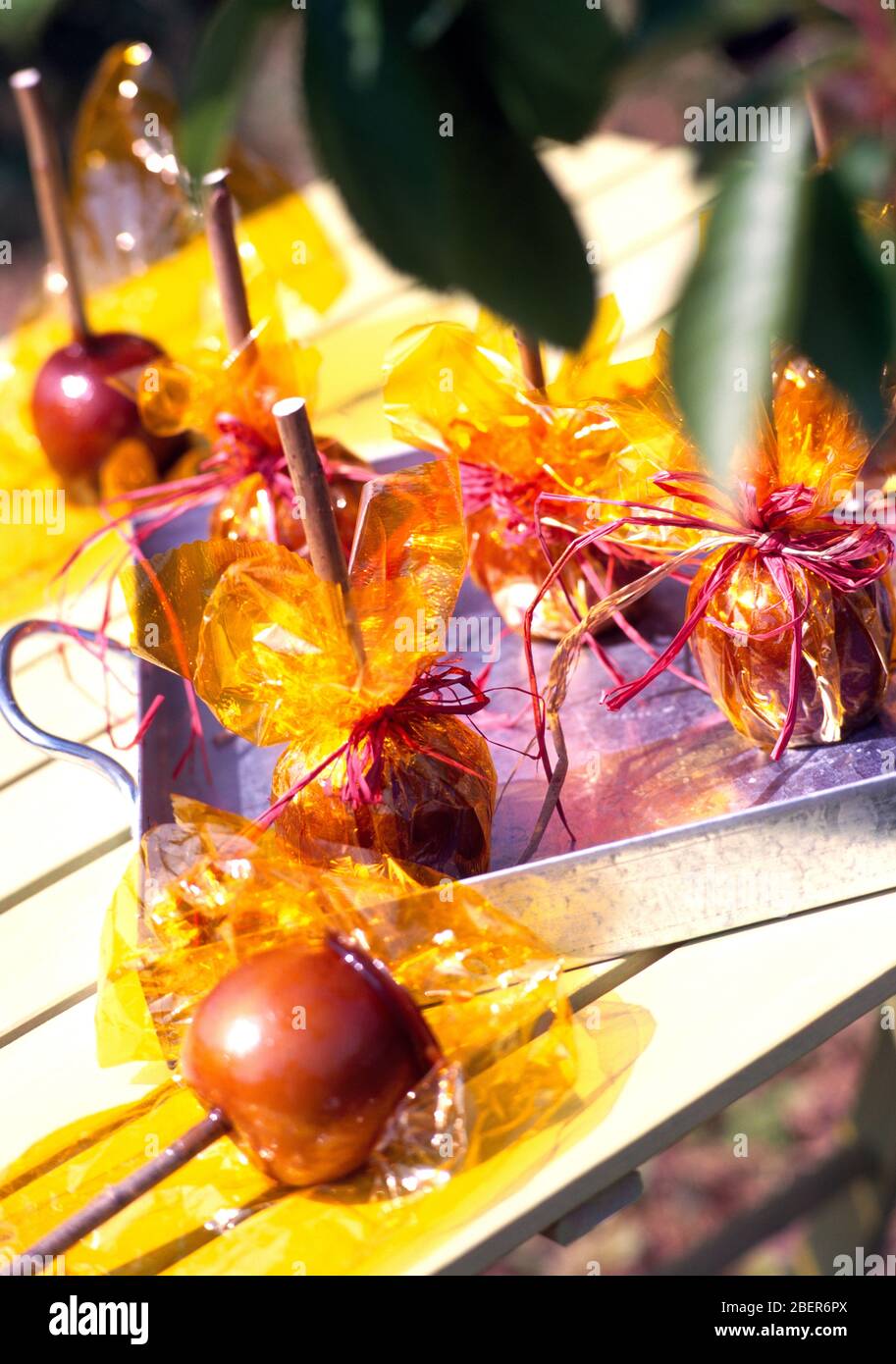 Envuelto Cellopane manzanas de caramelo Foto de stock