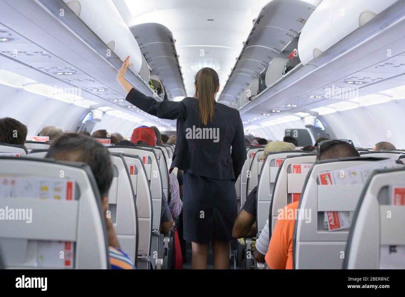 Accra, Ghana. 13 de febrero de 2020. Un asistente de vuelo de LA aerolínea  portuguesa TAP Air Portugal cierra los compartimentos de equipaje en un  Airbus A321 neo antes del despegue. Crédito: