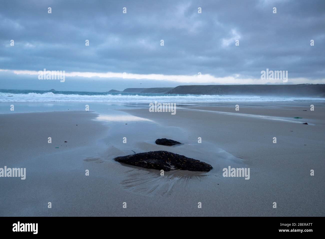 Amanecer en la playa de Sennen Cove, Cornwall, Inglaterra, Reino Unido Foto de stock
