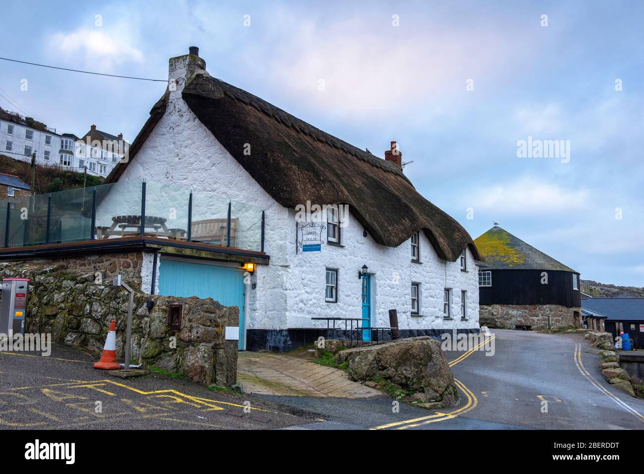 Casa de paja al amanecer, junto al puerto en Sennen Cove, Cornwall England UK Foto de stock