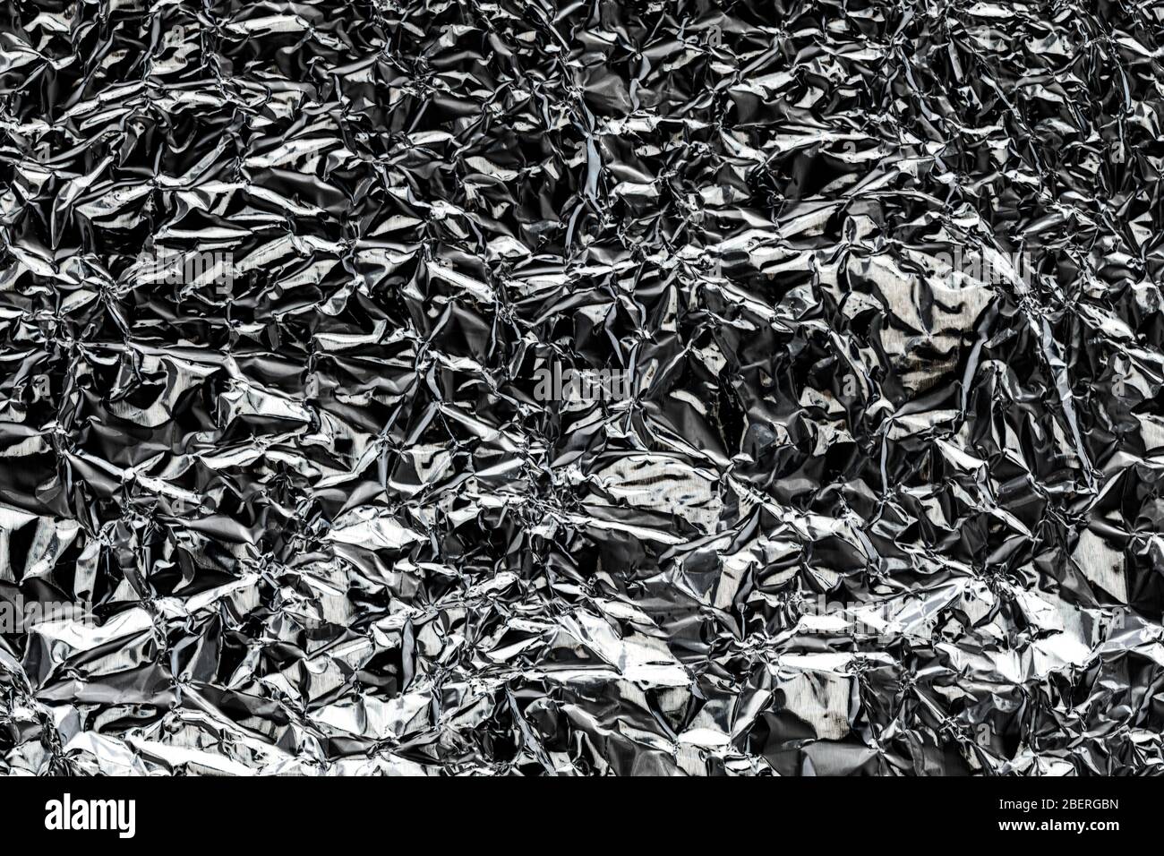 Textura de cocina de aluminio arrugado de papel de aluminio. Resumen de  plata en blanco para el diseño Fotografía de stock - Alamy