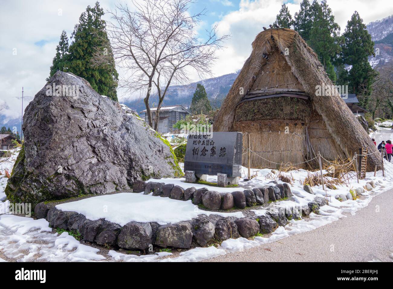 Ainokura situado en la región de Gokayama, fue incluido en la lista del Patrimonio Mundial en diciembre de 1995, tiene 20 casas de estilo gassho conocido como minka, la mayoría de ellos era Foto de stock