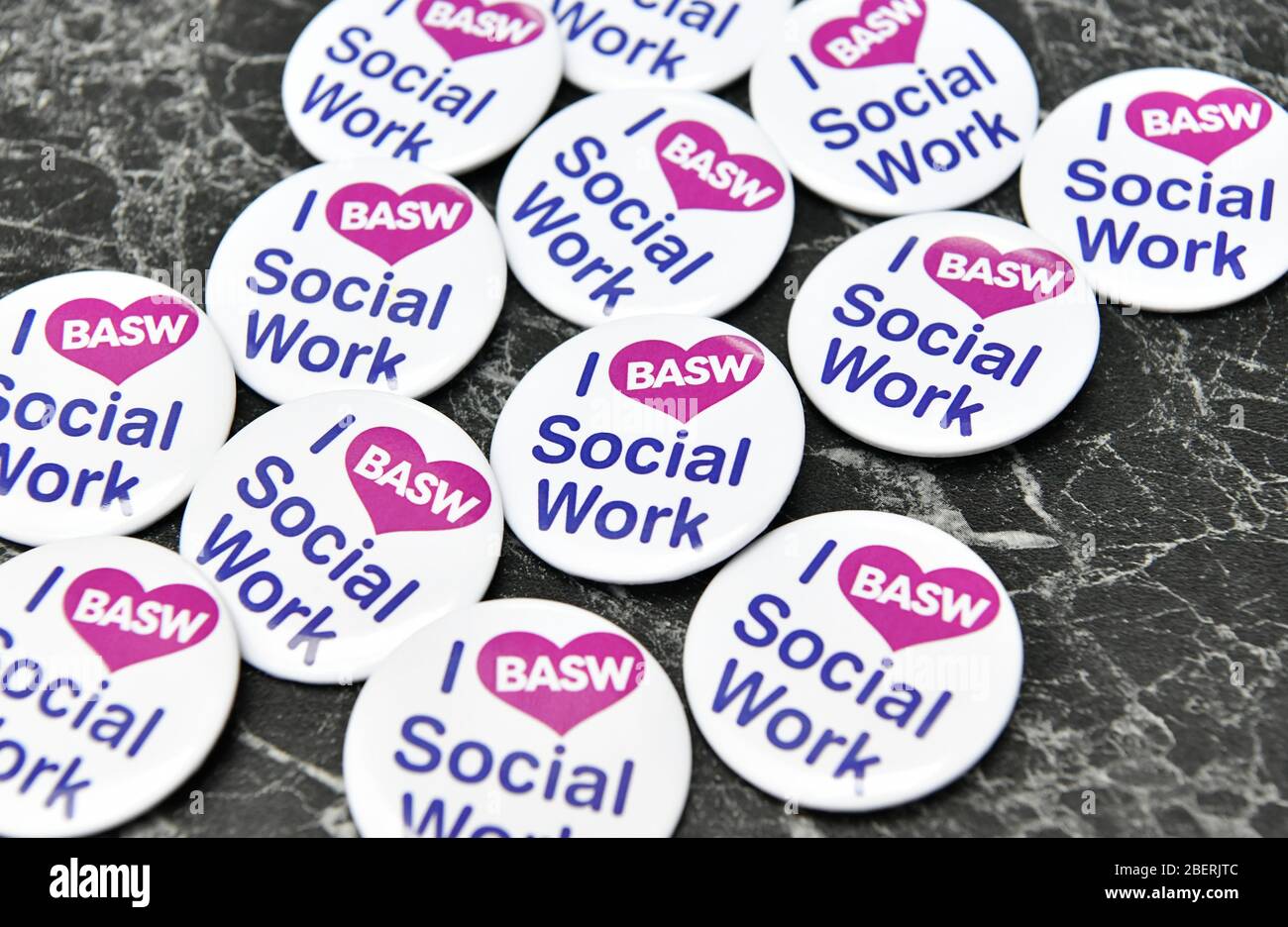 I 'Love' credenciales de botón de trabajo social en una mesa en una conferencia de trabajo social en Birmingham, Inglaterra, Reino Unido Foto de stock