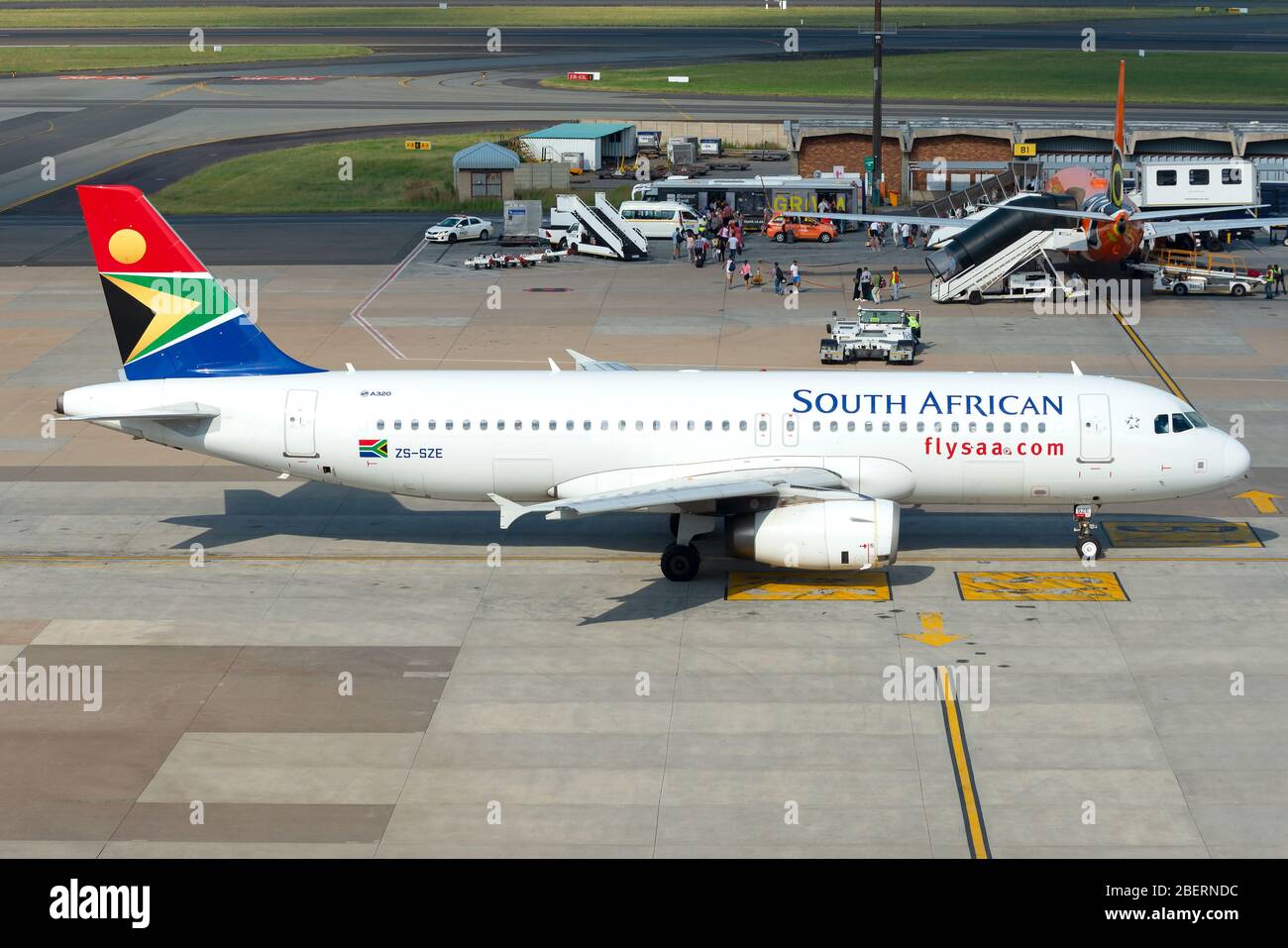 Avión Airbus A320 de South African Airways registrado como ZS-SZE en el aeropuerto de Johannesburgo, Sudáfrica. Aviones Airbus. Foto de stock
