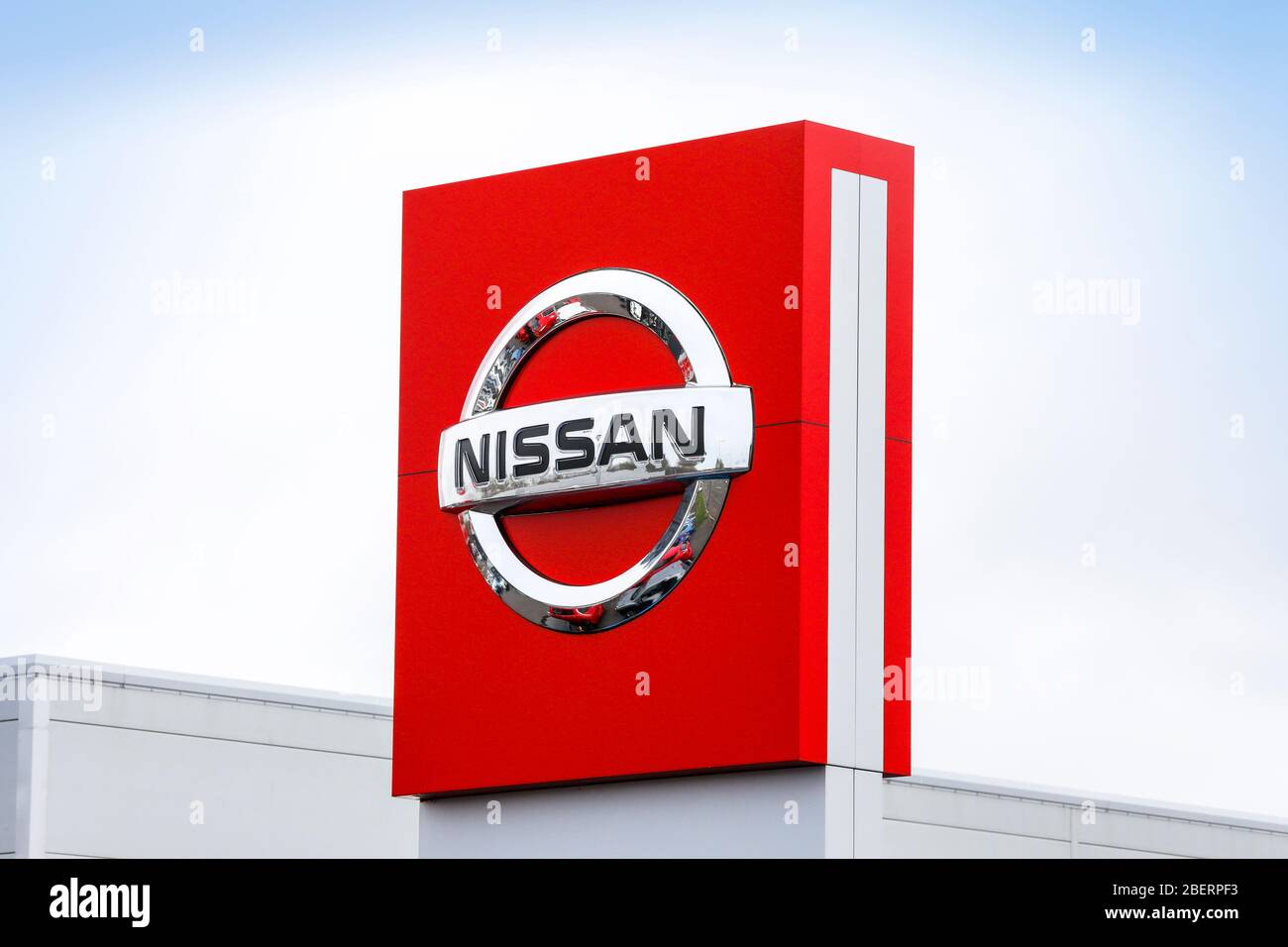 Logotipo de la empresa para vehículos Nissan en el techo de un punto de venta al por menor de garaje, Irvine, Escocia, Reino Unido Foto de stock
