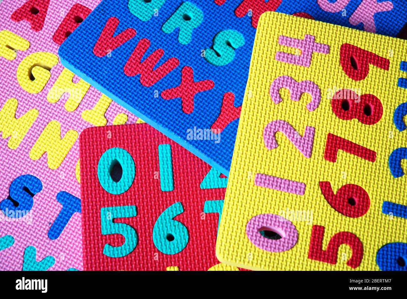 Juego de números coloridos de rompecabezas de letras para niños para  inclinarse el abc y las matemáticas Fotografía de stock - Alamy