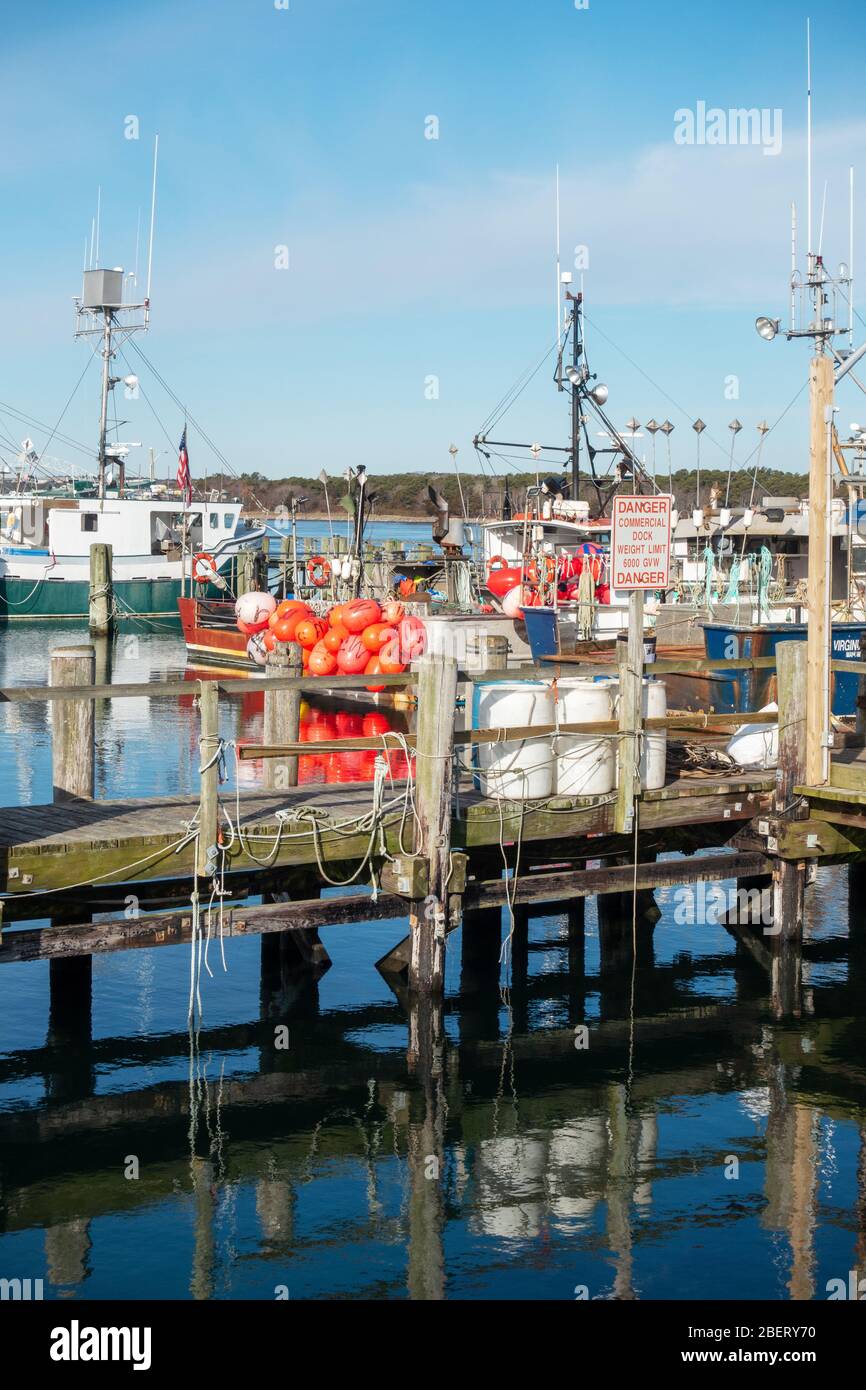 Barcos de pesca comerciales atracados en Sandwich Marina, Cape Cod, Massachusetts, EE.UU Foto de stock