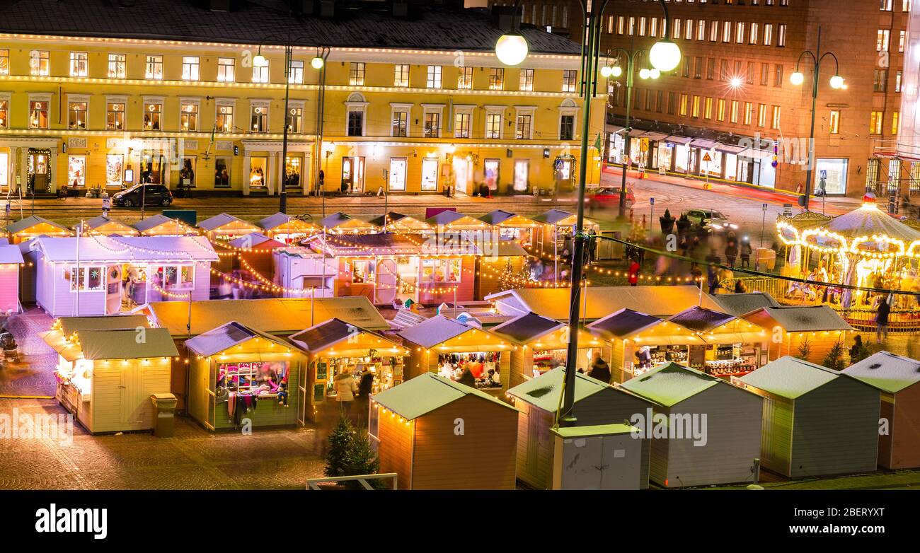 Helsinki mercado de Navidad en la Plaza del Senado Helsinki, Catedral de Helsinki, Finlandia. Foto de stock