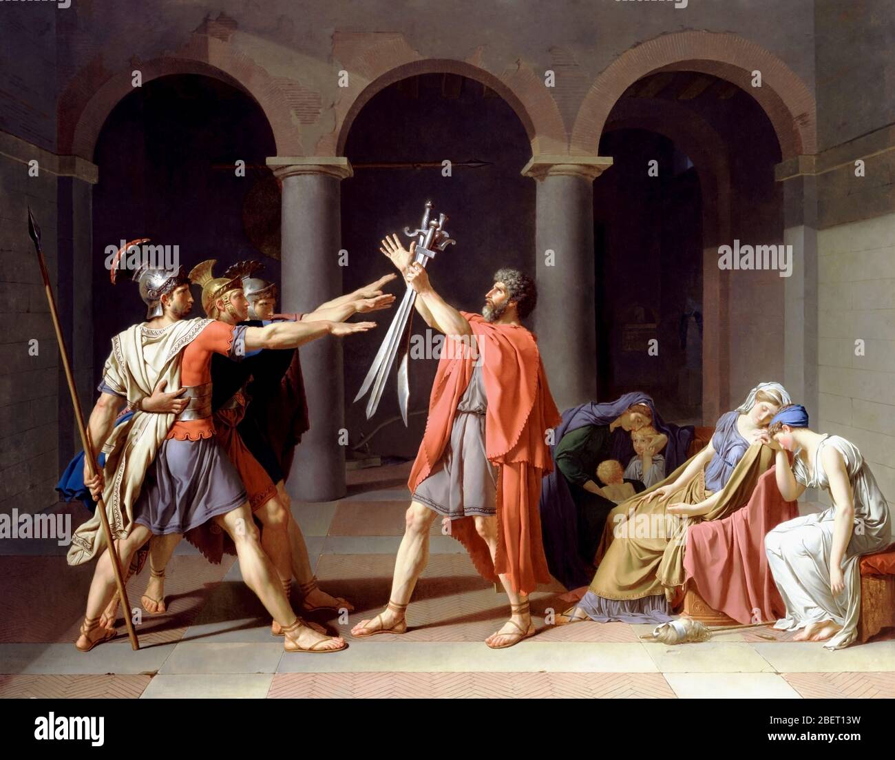 Tres antiguos hermanos Horatii romanos saludando a su padre mientras sostiene sus espadas en alto. Foto de stock