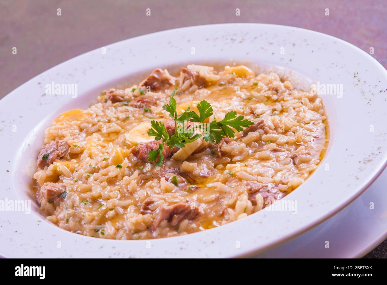 Risotto de ternera con queso y rodajas de mango Foto de stock