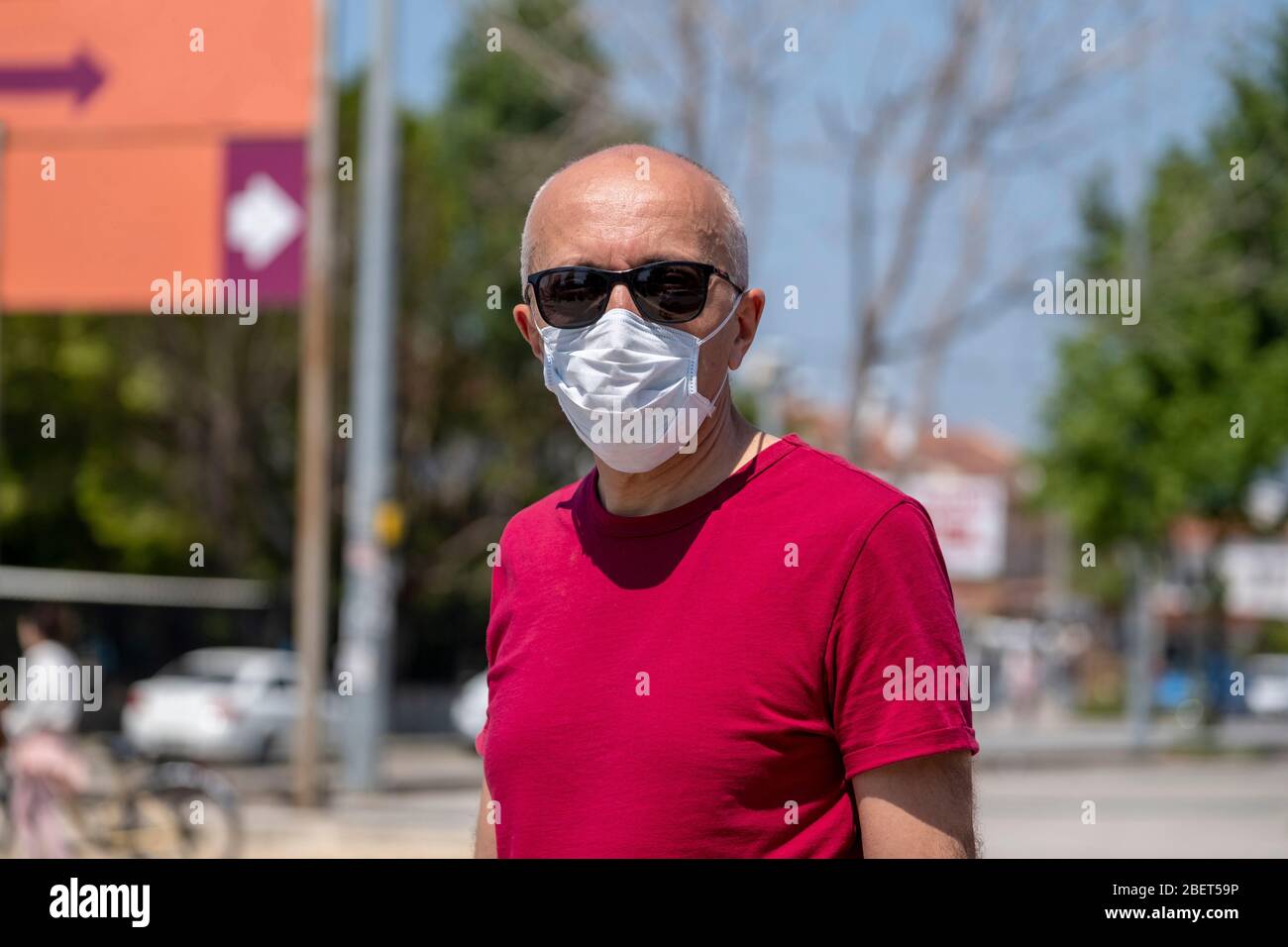 Hombre con una máscara protectora para protegerse del virus de la corona. Foto de stock