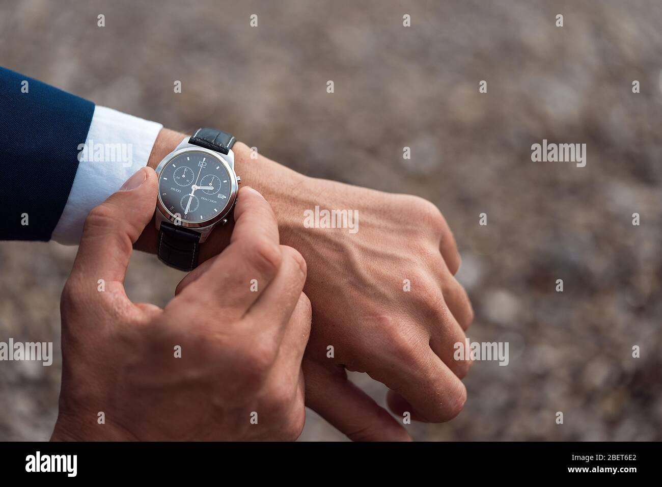 Reloj pulsera hombre fotografías e imágenes de alta resolución - Alamy