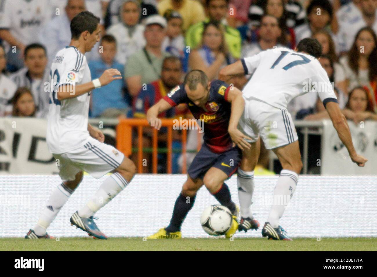 Los jugadores del Real Madrid luchan contra la Iniesta de Barcelona durante la Super Copa de España el 29 de Agosto de 2012...Foto: (ALTERPHOTOS/Ricky) Super Cup Match. Agosto Foto de stock