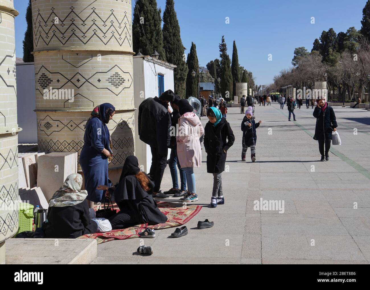 La gente se sienta en la alfombra y disfrutar de un picnic en la calle Zand Walk, Shiraz, la provincia de Fars, Irán, Persia, Oriente Medio Foto de stock