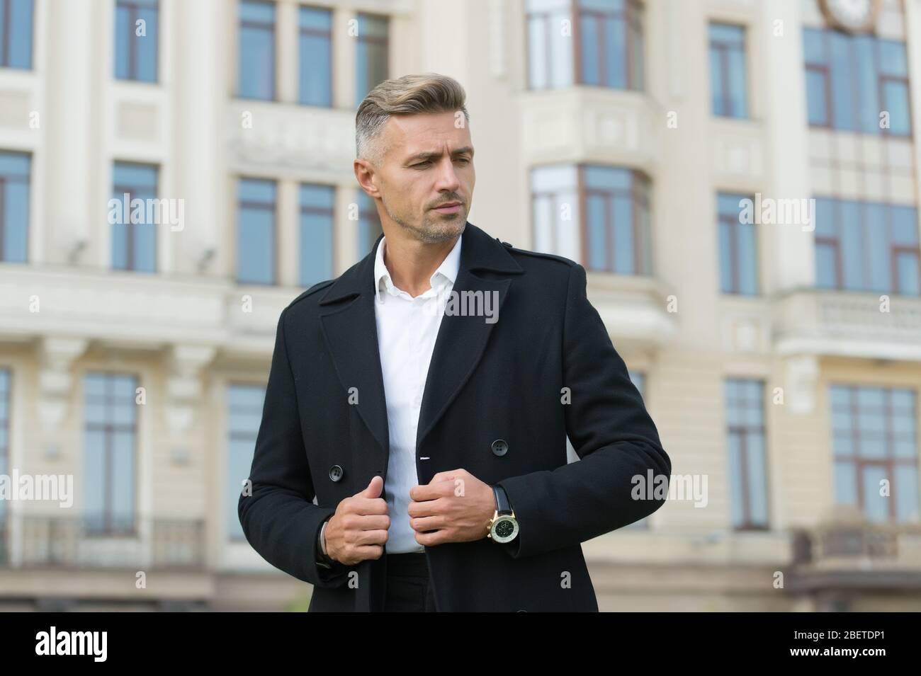 Modelo de moda en ropa de estilo informal. Hombre con chaqueta de otoño. El abrigo hace que el hombre parezca más elegante. Éxito de negocios. Consiga y cómodo esta temporada. La