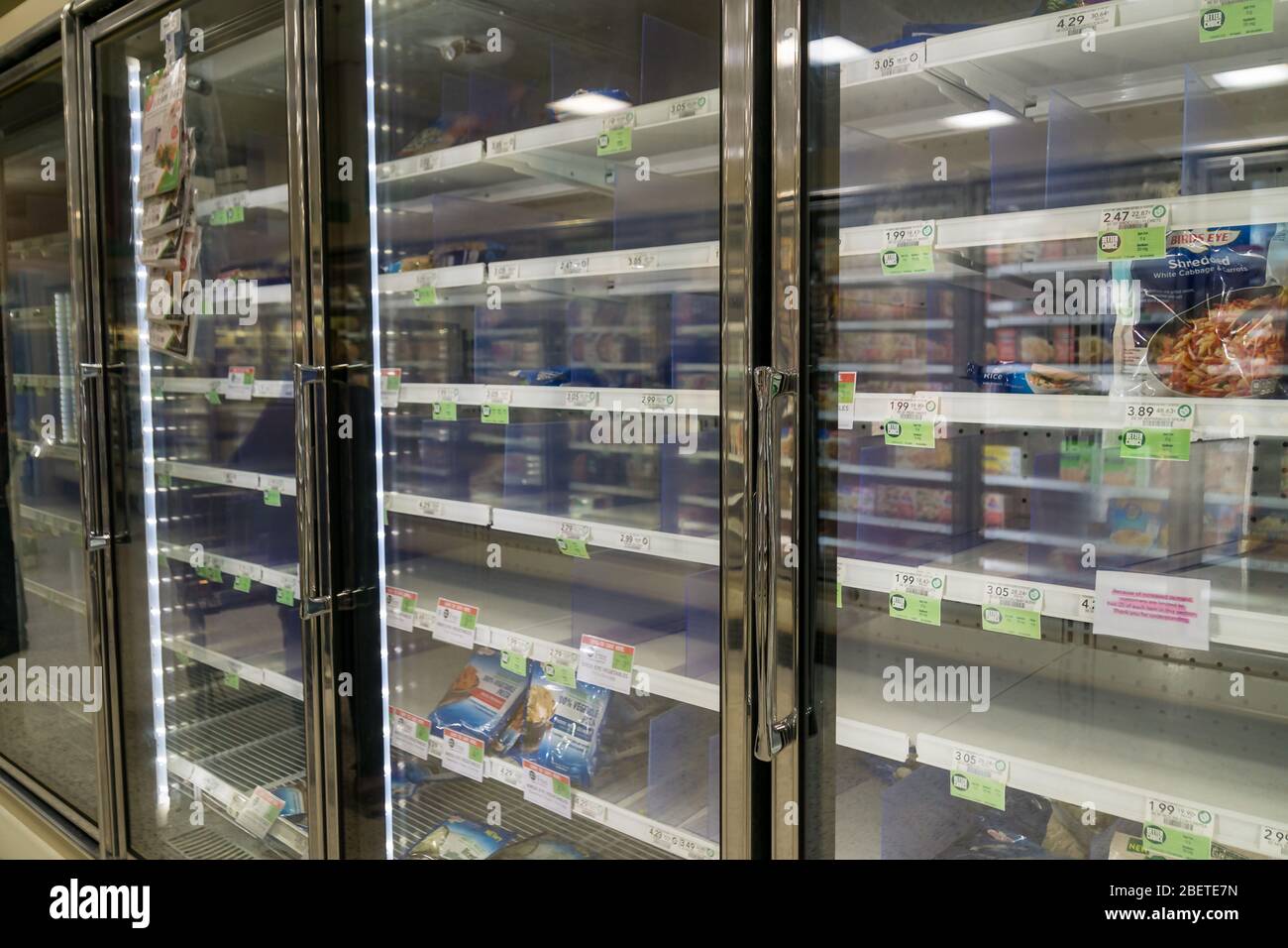 Atlanta, GA / USA - 04/02/20: Estantes vacíos de congelador en Publix que  presentan escasez de alimentos congelados incluyendo verduras orgánicas,  pizza, y comida basura durante Fotografía de stock - Alamy