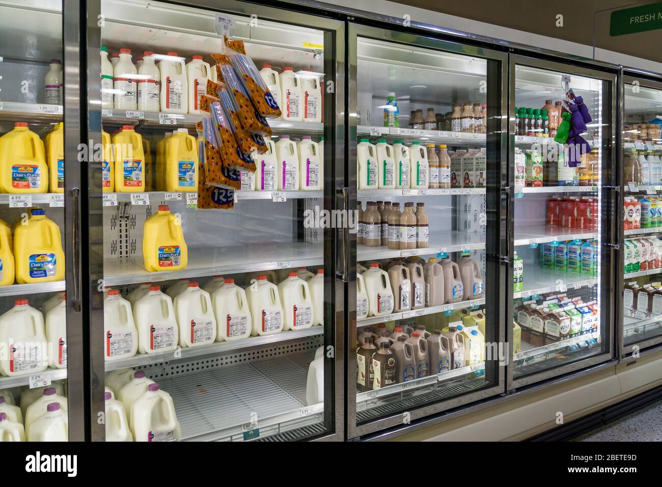 Atlanta, GA / USA - 04/02/20: Estantes refrigerados vacíos en Publix que  presentan escasez de alimentos lácteos incluyendo leche, yogur, y crema  agria, durante Covid Fotografía de stock - Alamy