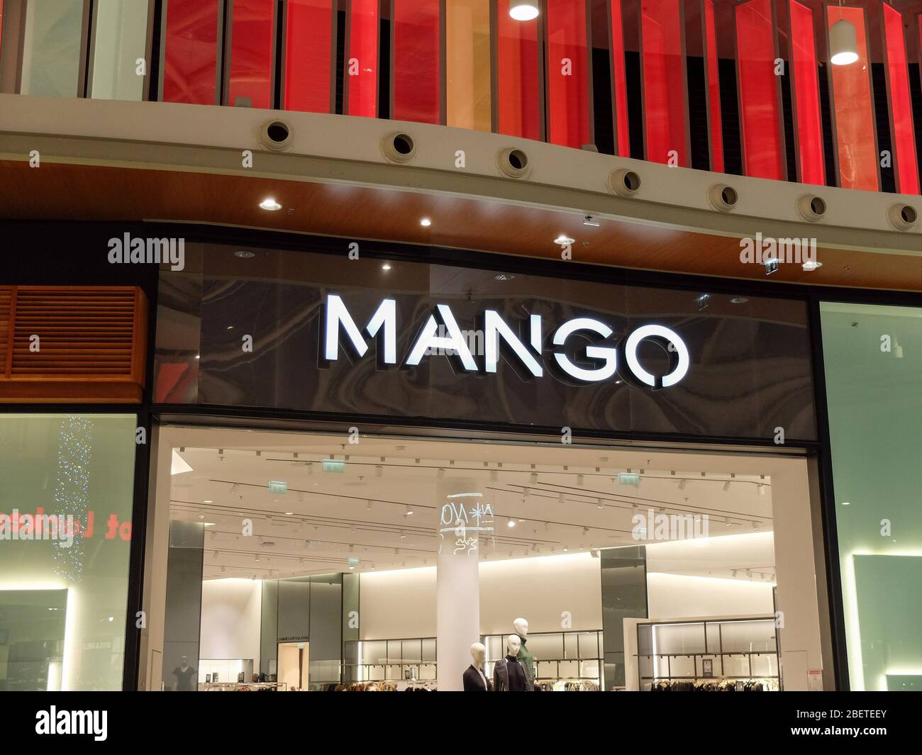 Mango Storefront. Mango es una empresa española especializada en el diseño,  fabricación y comercialización a través de franquicias de ropa y accesorios  para wom Fotografía de stock - Alamy