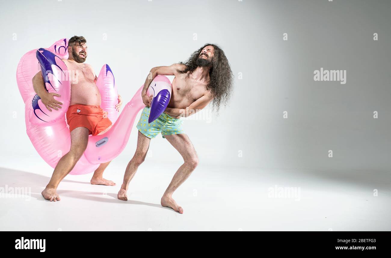 Una divertida imagen de nerds pitillo y de grupa en la playa Foto de stock