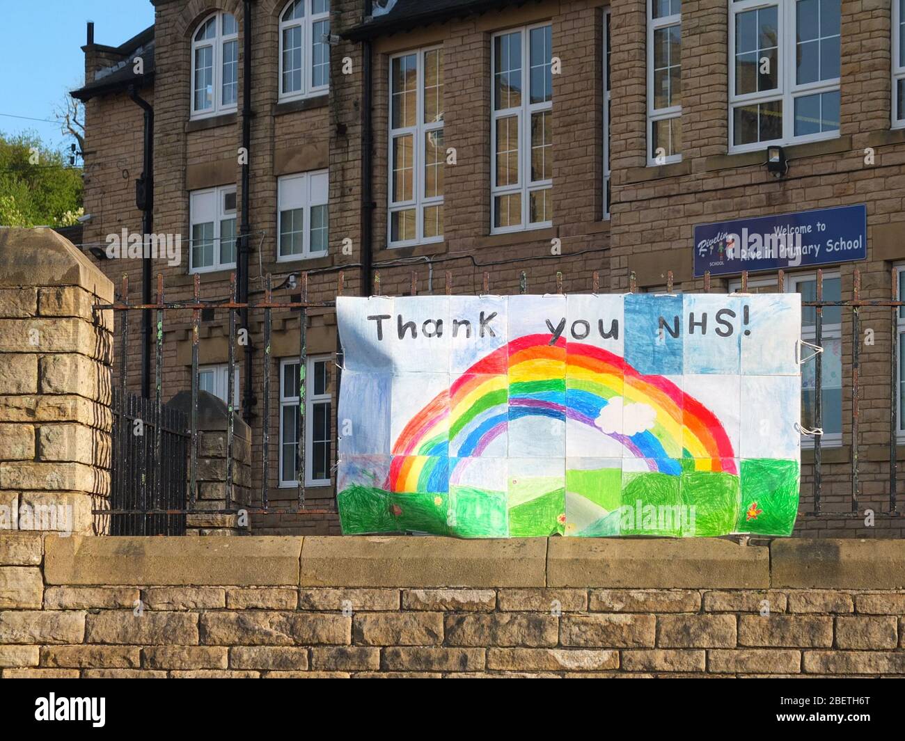 Un signo de arco iris con un mensaje de gratitud al NHS fuera de una escuela cerrada debido a la crisis del Coronavirus en Sheffield, Reino Unido. Escuela Rivelin, Morley St Foto de stock