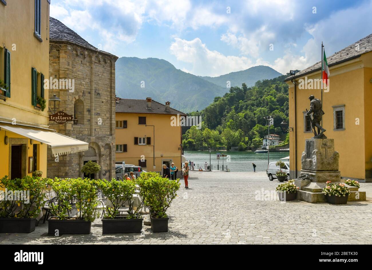LENNO, LAGO COMO, ITALIA - JUNIO 2019: Plaza del pueblo en Lenno en el Lago como Foto de stock