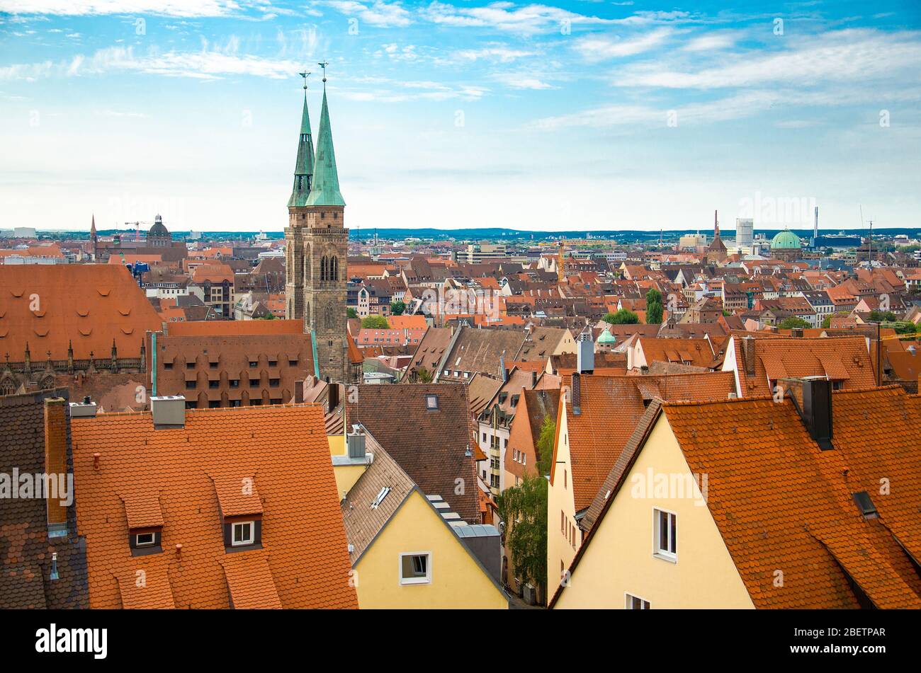 Vista panorámica con tejados de la histórica ciudad antigua de Nuremberg Nurnberg, región de Mittelfranken, Baviera, Alemania Foto de stock